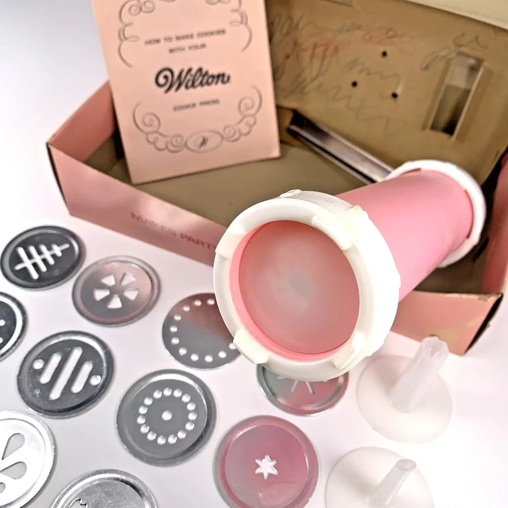 Vintage Wilton Sugar Plum Cookie Press Pink White 12 Disc 3 Cones‎ NEW-UNUSED
